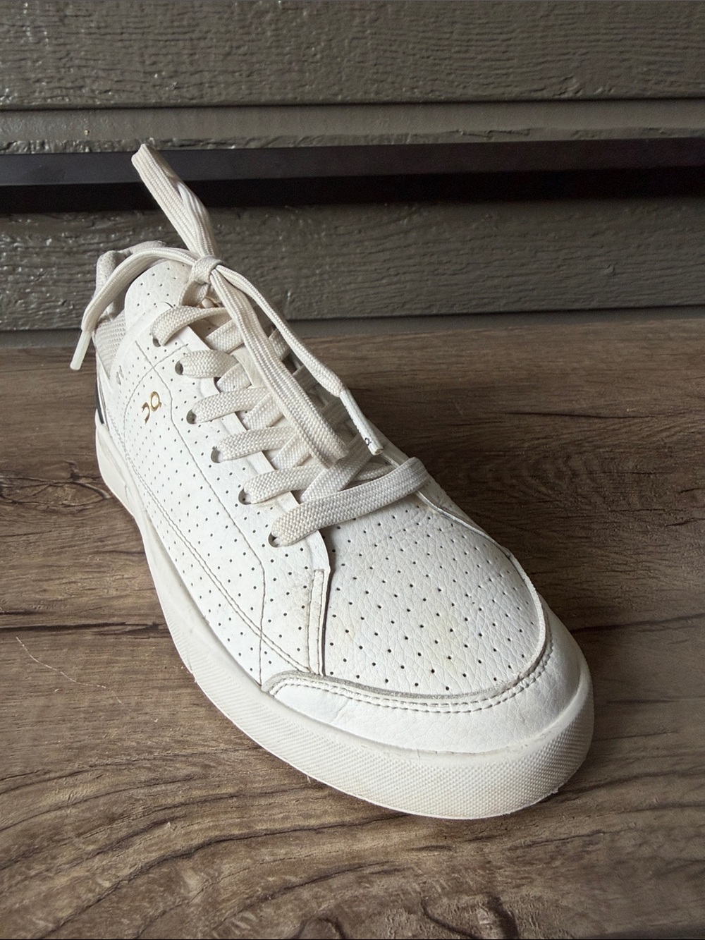 On Running The Roger Women’s Cream Low-Top Perforated Sneakers size W 6.5